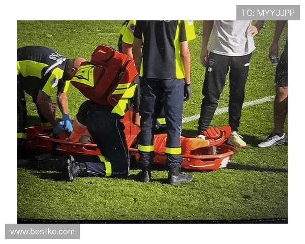 马夏尔墨超遭遇肩脱臼 被担架抬离赛场